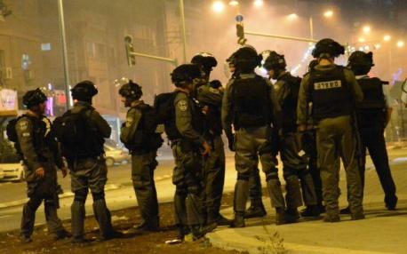 الخليل فجرا.. دهم 150 منزلا واعتقال 20 مواطنا 