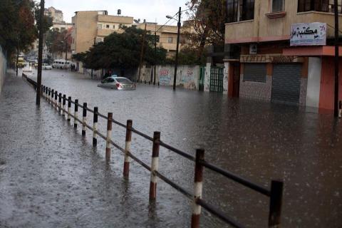 لجنة الطوارئ في حركة الجهاد تغيث المتضررين بسبب المنخفض الجوي في غزة