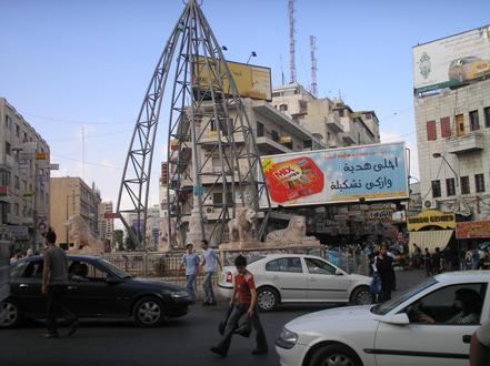 أهالي مخيم عين مصباح يعترضون جرافات بلدية رام الله 