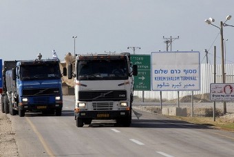 800 شاحنة عبر كرم أبو سالم إلى غزة