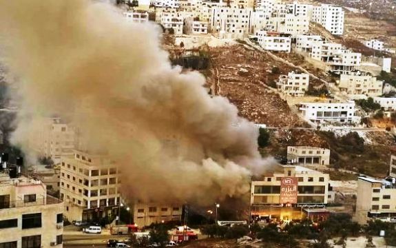 نابلس... حريق ضخم بمعرض للمفروشات