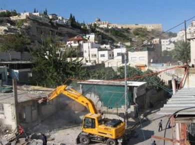 بلدية الاحتلال في القدس تنفذ حملة هدم واعتقالات في احياء متخامة للمدينة
