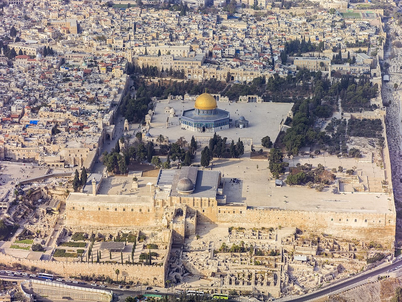 1280px-Israel-2013(2)-Aerial-Jerusalem-Temple_Mount-Temple_Mount_(south_exposure).jpg