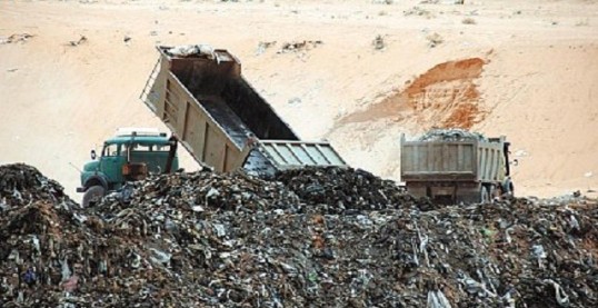 جثة عجوز ترمى في مكب النفايات على أنها كذبة إبريل