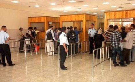 الاحتلال يمنع 25 مواطنا من السفرعبر معبر الكرامة بذرائع أمنية
