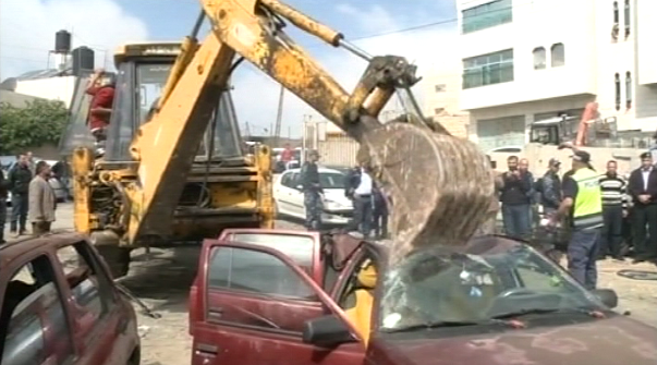 اتلاف خمس وأربعين مركبة غير قانونية في الخليل