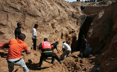إصابة مواطنين أحدهما بحال الخطر بانهيار نفق في رفح