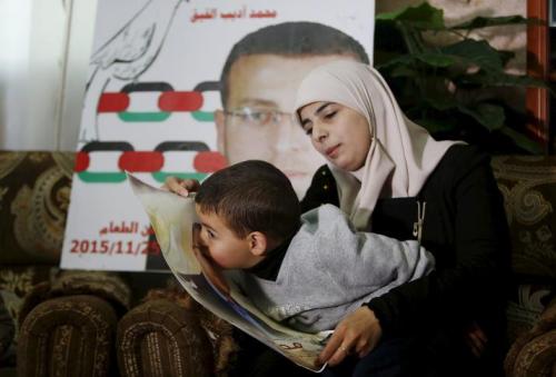 عائلة الأسير القيق تطالب الشعب الفلسطيني بأداء صلاة الحاجة لابنها