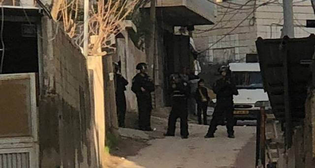 بالصور.. اقتحام ضاحية السلام في بلدة عناتا بالقدس