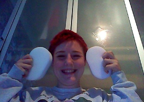 مراهقة مدمنة على أكل الإسفنج