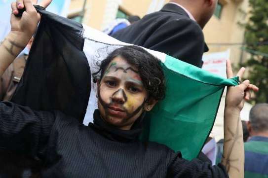 وقفة لأطفال غزة أمام مقر اليونسكو للمطالبة بحماية الاطفال من جرائم الاحتلال