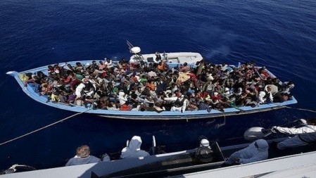 نقل 800 مهاجر من المتوسط إلى إيطاليا