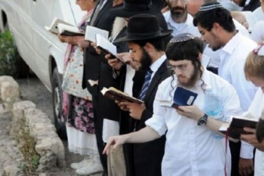 مستوطنون يؤدون شعائر تلمودية في الخليل