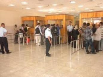 الاحتلال يمنع 24 مواطنا من السفر عبر معبرالكرامة 