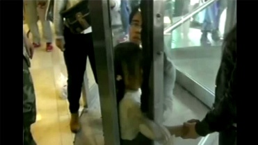 بالفيديو..إنقاذ طفلة بعد أن علق ساعدها بباب دوار 