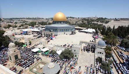 عشرات الغزيين يتوجهون إلى القدس للصلاة في الأقصى