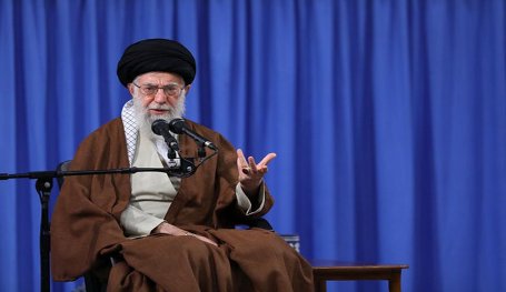 السيد خامنئي: وصم ترامب للشعب الايراني بالارهاب دليل حماقة