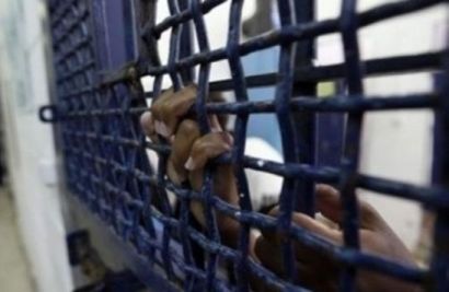 محاكم الاحتلال تمدد اعتقال 26 أسيراً