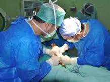 أطباء فلسطينيون ينجحون بإجراء أول عملية زراعة كلى