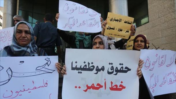 قيادي بفتح يلمح لموافقة السلطة على دمج 8 آلاف موظف في غزة