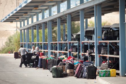 129 ألف مواطن تنقلوا عبر الكرامة خلال أبريل