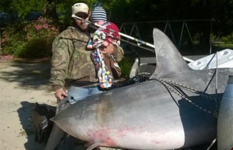 أميركي يسجل رقماً قياسياً باصطياده سمكة تزن 365 كلغم