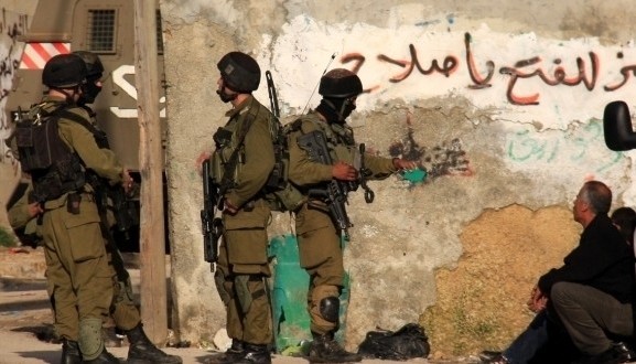 الاحتلال يعتقل 11 فلسطينياً بينهم نائب من محافظة الخليل