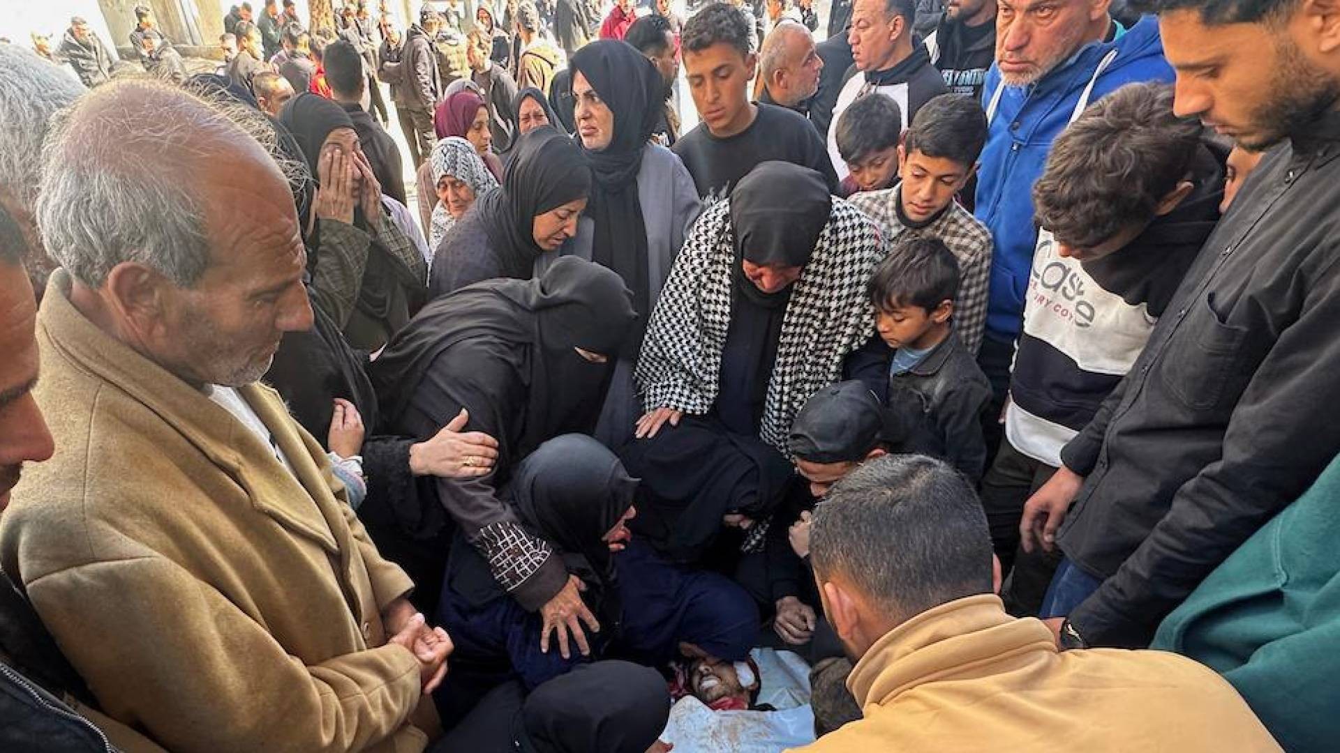 استهداف مركبة في خان يونس.jpeg