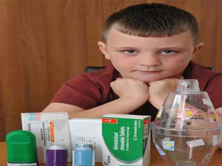 طفل بريطاني يعاني يتحسس من نفسه