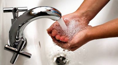 غسل اليدين بالماء الساخن يعزز الأمراض الجلدية