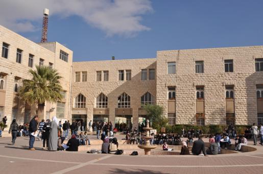 طلبة الصحة في جامعة القدس أبو ديس ينتزعون اعتراف الاحتلال بشهاداتهم