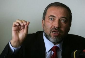 ليبرمان ينجو من قصف المقاومة في عسقلان 