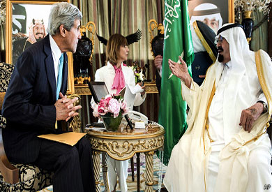 كيري والملك السعودي يناقشان إمدادات النفط العالمية