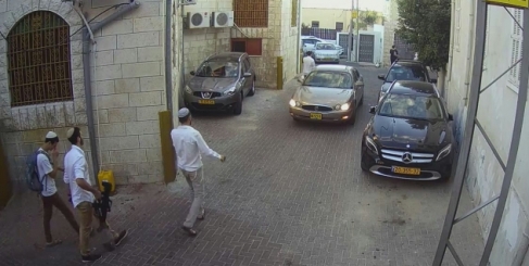 مستوطنون يتجولون بأسلحتهم بيافا ويستولون على منازل