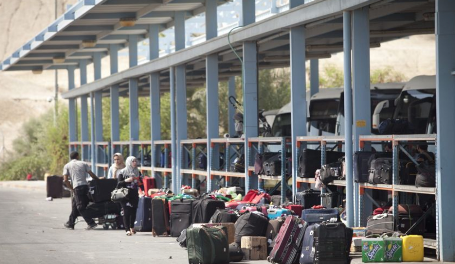 الاحتلال يمنع 9 مسافرين من السفر عبر معبر الكرامة