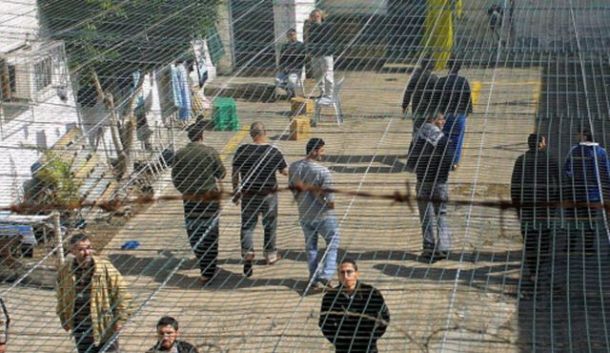 خمسة أسرى يدخلون أعواما جديدة في سجون الاحتلال