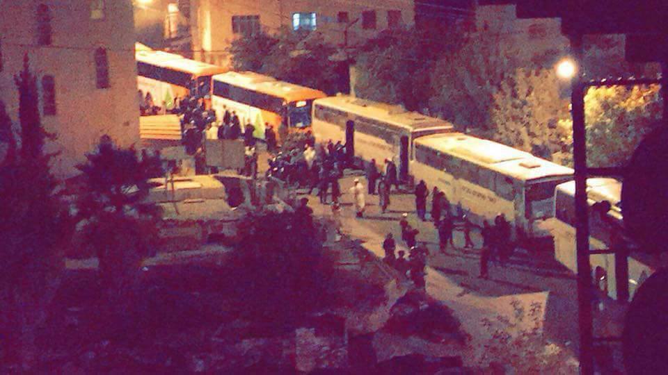الخليل.. مئات المستوطنين يقتحمون حلحول والفلسطينيون يحاولون ردعهم