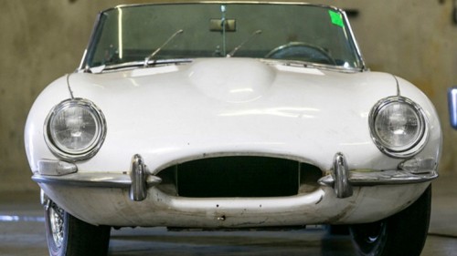 سيارة جاكوار مسروقة تعود لصاحبها بعد 46 عاما