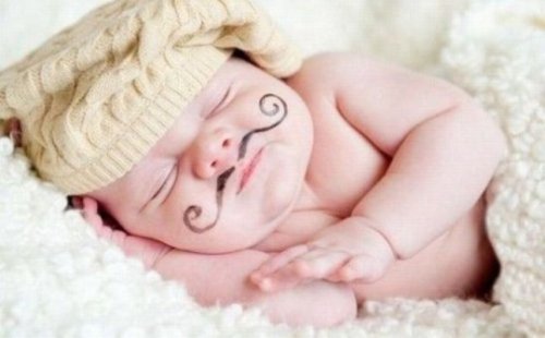 خطر الوسادة على الرضيع.