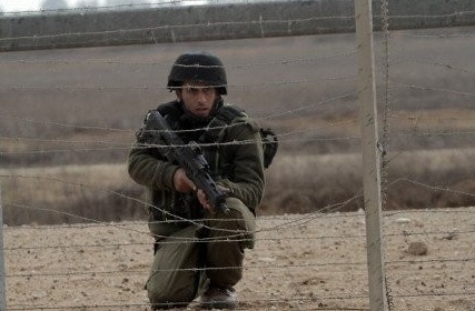 الاحتلال يزعم اعتقال فلسطينيين حاولا اجتياز الحدود قرب النقب