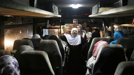 74 شخصا بينهم 15 طفلا من قطاع غزة يزورون أسراهم بمعتقل نفحة