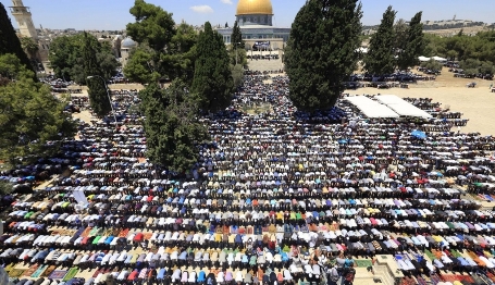 مواطنون من غزة يتوجهون لاداء صلاة الجمعه في الاقصى