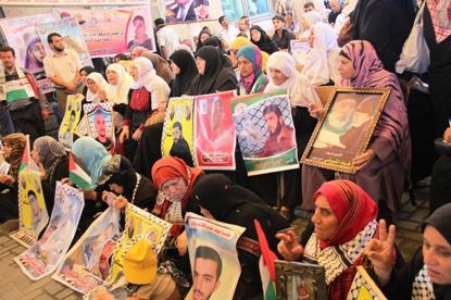 أهالي الأسرى يعتصمون أمام الصليب الأحمر في غزة