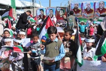 ذوو أسرى غزة يعتصمون أمام الصليب الأحمر تضامنا مع ابنائهم في معتقلات الاحتلال