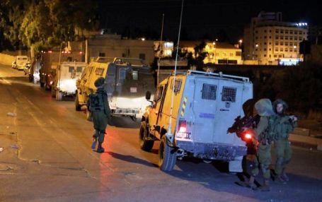 الاحتلال يعتقل 14 مواطنا من الضفة والقدس
