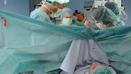 ولادة طفل حي من أم متوفية سريرياً