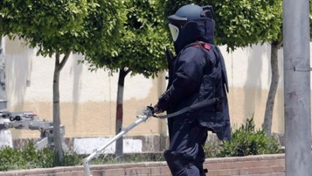 مصر: تفكيك عبوة ناسفة مزروعة امام جامعة القاهرة