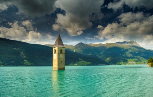 بحيرة ريزيا.. البلدة الغارقة حيث تمشي على الماء! 