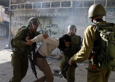 قوات الاحتلال تعتقل 15  فلسطينيا في الضفة المحتلة 