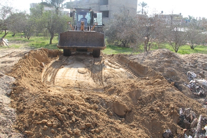 الصليب الأحمر يواصل تسوية الأراضي الزراعية المدمرة إثر العدوان على غزة